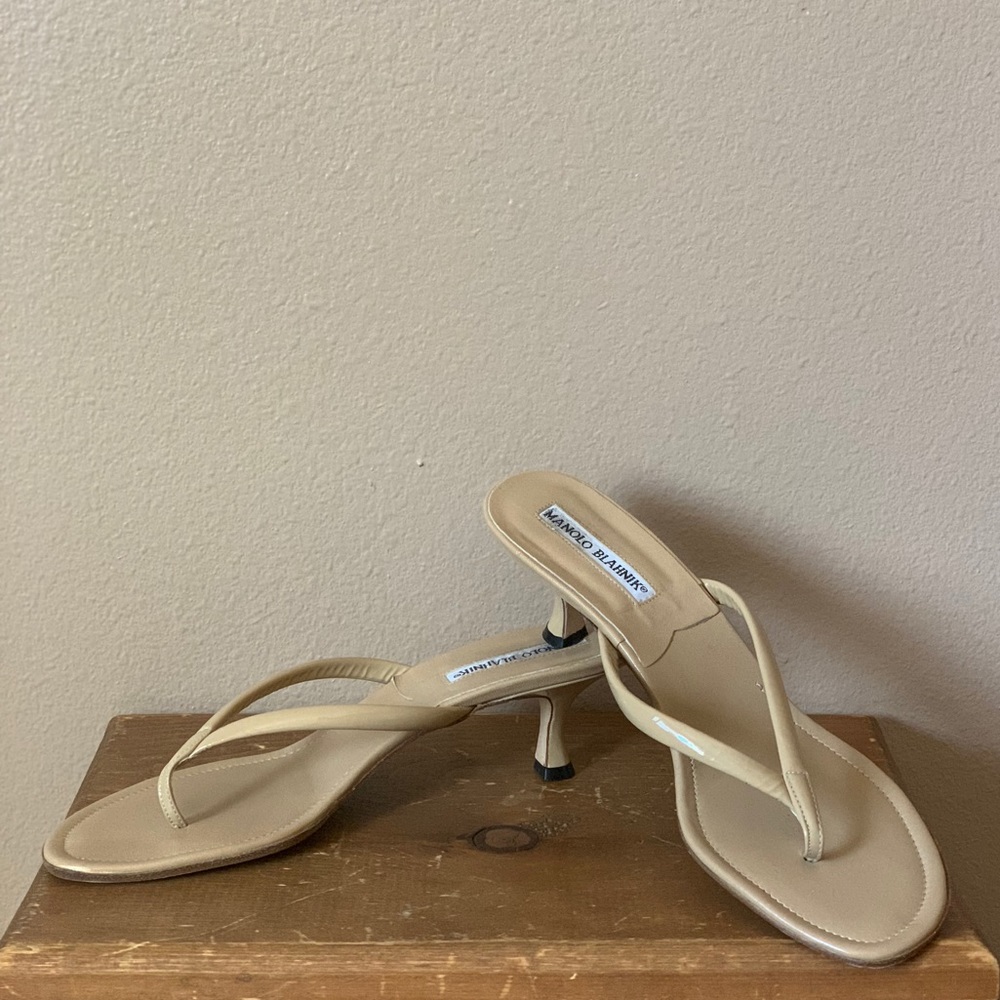 Manolo Blahnik Nude kitten heel